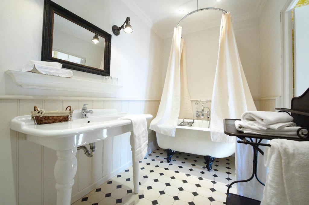 Hotel Restaurant Des Deux Rocs Seillans Habitación foto